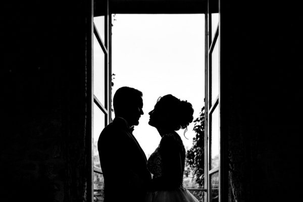 Mariés devant la fenêtre du château (Copier)